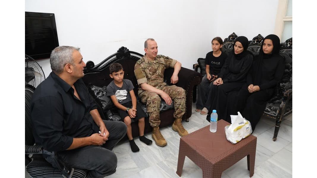 قائد الجيش تفقد وحدات عسكرية منتشرة في بيروت والمتن وعزى ذوي شهداء الجيش: الفتنة الداخلية أحد أهداف الاحتلال ويجب مواجهتها