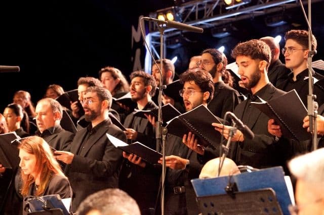 سمفونية فوق السحاب: عندما تعانق الموسيقى قمم المزارمع الأوركسترا الفلهارمونية وكورال سيدة اللويزة والسوبرانو سوميتشيفا .. والقواس أعلنت الموافقة على  إنشاء فرع للكونسرفتوار في كفردبيان