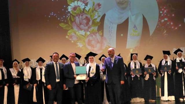 مركز "الرحمة لخدمة المجتمع" خرج 47 طالبة تحت شعار "رحلة إنجاز"