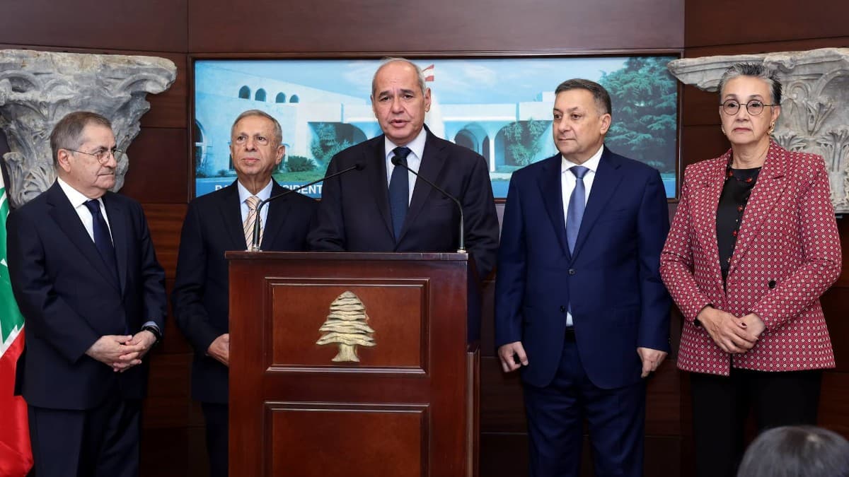 لقاءات وزارية ونيابية في قصر بعبدا والرئيس عون بحث مع زواره  في الأوضاع  جنوبا والتطورات الإقليمية
وتسلم دراسة قانونية حول القرار 2790 وأبرق الى السيسي مهنئا بذكرى انتصار6 أكتوبر