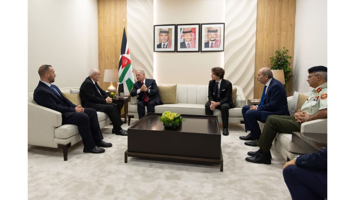 وزير الدفاع يلتقي العاهل الأردني وينقل إليه تعازي رئيس الجمهورية والحكومة اللبنانية والملك عبد الله يؤكد دعم الجهود لضمان الاستقرار في الجنوب وإنجاح اتفاق الإطار ودعم الجيش