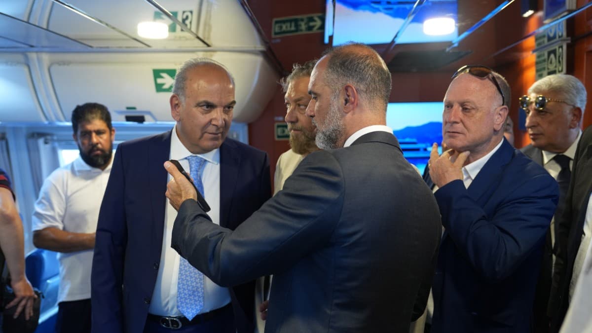 إطلاق مرحلة جديدة من النقل البحري والسياحة من مرفأ جونية
لحود: المشروع يعزز موقع جونية بوابة بحرية نابضة بالحياة
افرام: لبنان لم يعد يكتفي بما يكتبه له القدر بل يريد ان يغيّر قدره بنفسه