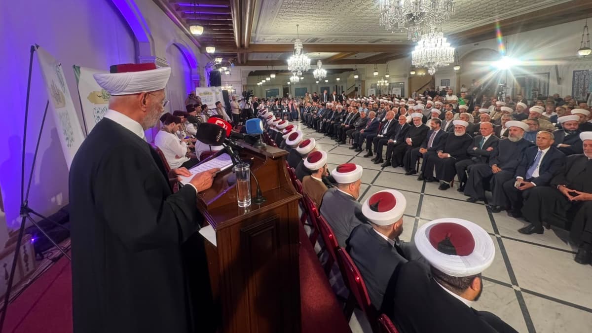 المفتي دريان في احتفال ذكرى المولد النبوي: نحن مع الرئيس والعهد والحكومة ورئيسها في مساعيهم لوقف العدوان الصهيوني وتحرير الأرض وفرض سلطة الدولة ولا أحد منا يريد هذه الأجواء من الانقسام الوطني
