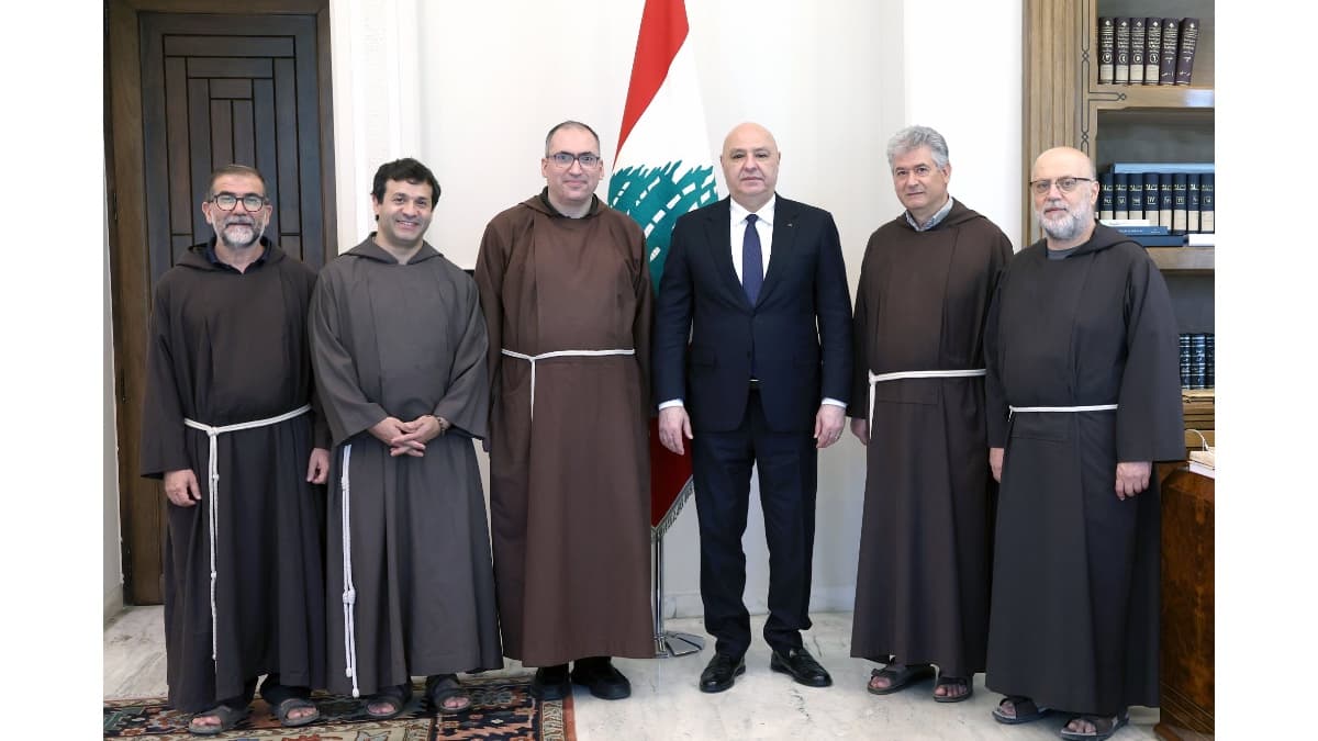 الرئيس عون تسلم من الاب رحمة دعوة للمشاركة في الاحتفال باليوبيل الكبير للرهبنة الكبوشية ورسالتها في لبنان