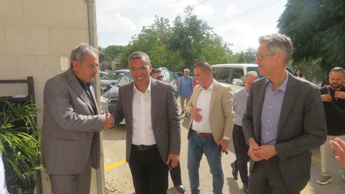 هاني بعد جولة في الشوف مع السفير الهولندي: الزراعة سلسلة مترابطة بين دعم المزارع ولتعليم والتسويق والتصنيع الغذائي