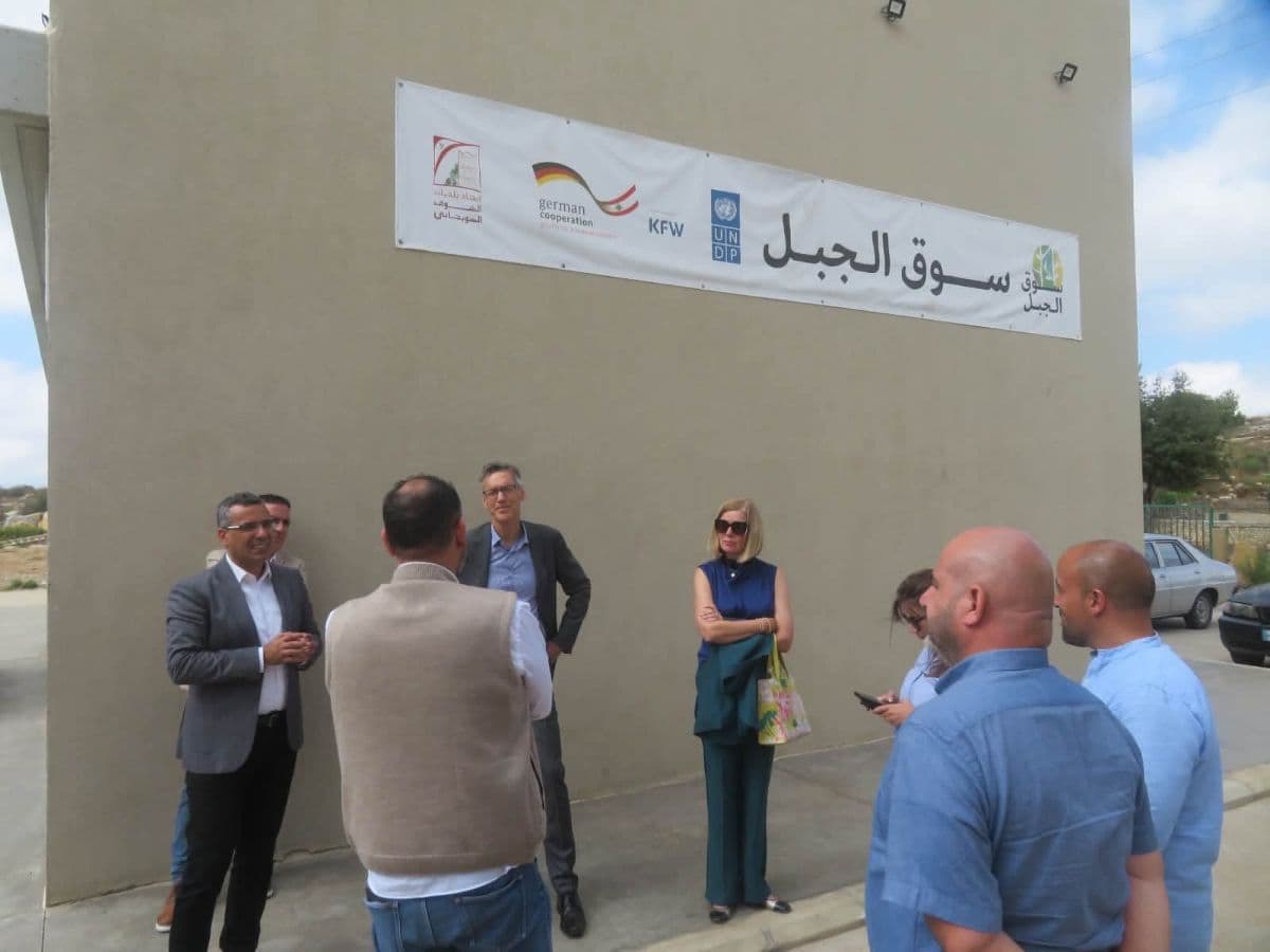 هاني بعد جولة في الشوف مع السفير الهولندي: الزراعة سلسلة مترابطة بين دعم المزارع ولتعليم والتسويق والتصنيع الغذائي